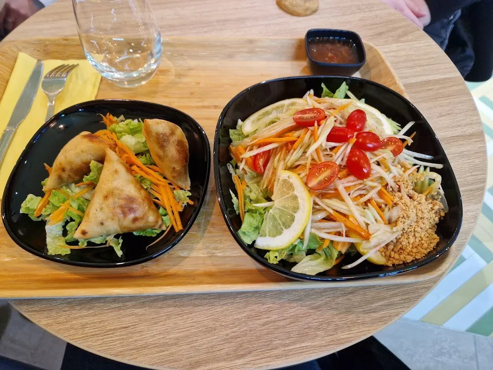 Salade de Papaye Verte Et Samossa Viande